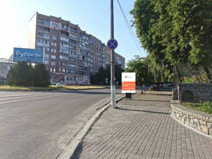 Сiтiлайт A у Василькові, 1,2х1,8  м. Васильків, вул. Декабристів, 2, перехрестя з вул. Грушевського, біля Укрсіббанк, за 120м до автобусної зупинки, за 220м до перехрестя з вул. Шевченка та магазину "Еко-Маркет", через 60м після повороту на вул. Гоголя Фото 1